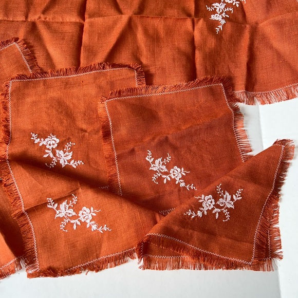 Vintage fall table runner and napkin set (7) orange\white floral embroidered - Picture 4 of 11